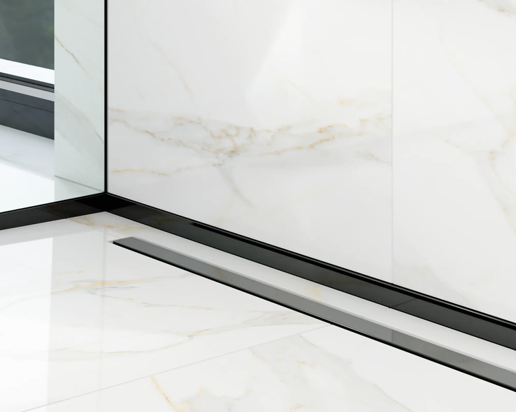 Moderne schwarze Duschrinne eingebaut in einem Badezimmer mit hellen Fliesen in Marmoroptik an Wand und Boden.