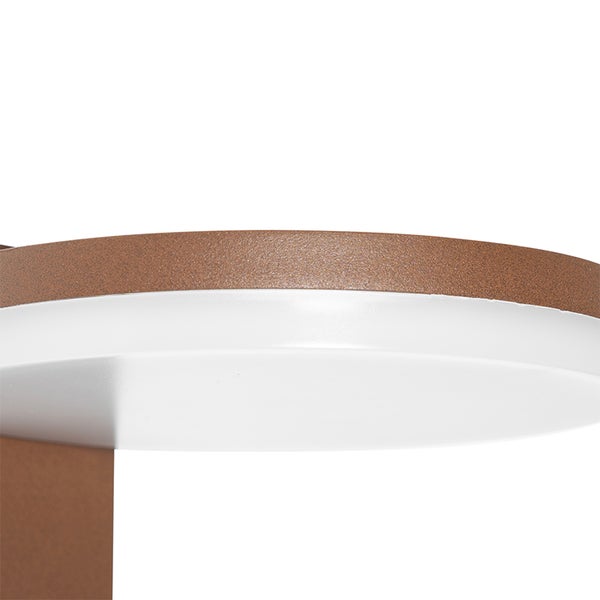 Nahaufnahme einer modernen Außenwandleuchte mit rundem, flachem LED-Lichtkopf und strukturiertem braunem Metallrahmen.