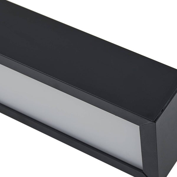 Nahaufnahme einer rechteckigen schwarzen Wandleuchte mit weissem Diffusor.