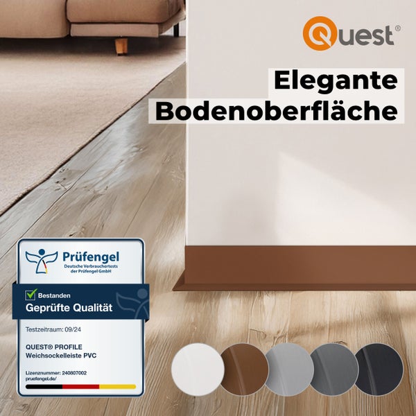Quest PVC Weichsockelleiste in einem Wohnraum mit Holzboden und Prüfengel Gütesiegel für geprüfte Qualität und verschiedene Farbvarianten.