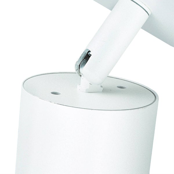 Detailaufnahme einer weißen Deckenleuchte mit verstellbarem Spot