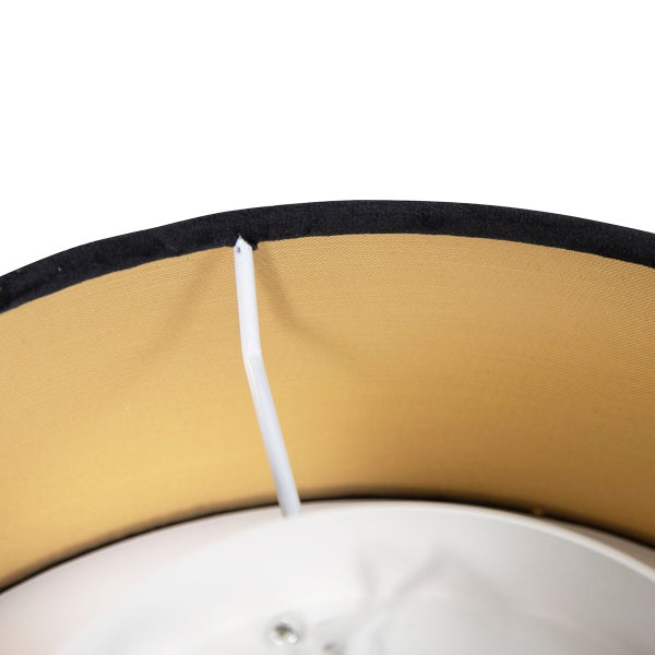 Detailansicht eines Lampenschirms mit Textilbespannung und Metallstrebe.