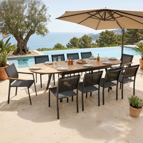 Garten-Essgruppe mit ovalem Holztisch, dunkelgrauen Stapelstühlen und Sonnenschirm auf einer Terrasse am Pool mit Meerblick.