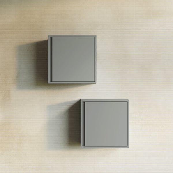 Zwei quadratische Wandregale im modernen Design an einer Wand montiert.