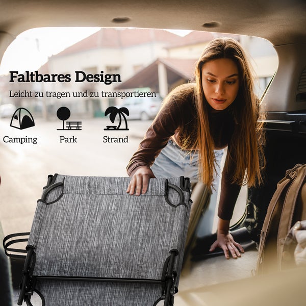 Frau verstaut eine zusammengeklappte Campingliege im Kofferraum. Faltbares Design für Camping, Park und Strand.