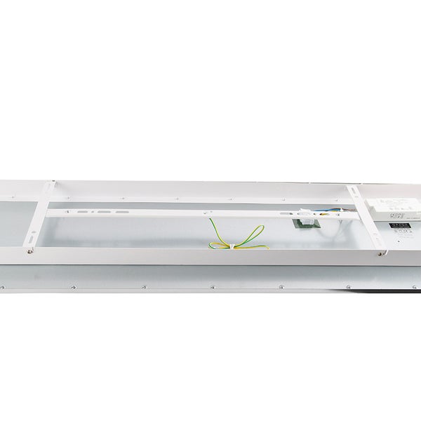 Unterseite einer Deckenleuchte mit weißem Rahmen und Kabeln