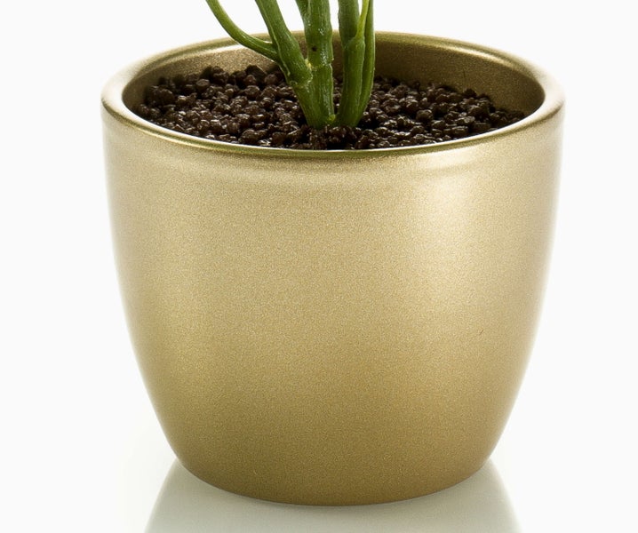 Detailaufnahme der großen grünen Blätter einer künstlichen Strelitzie mit Blattstruktur.