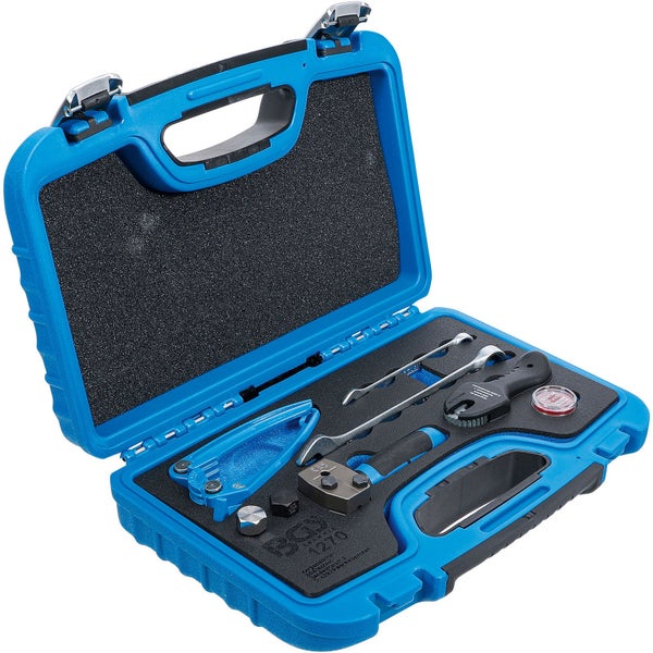 Offener blauer Werkzeugkoffer mit verschiedenen Werkzeugen