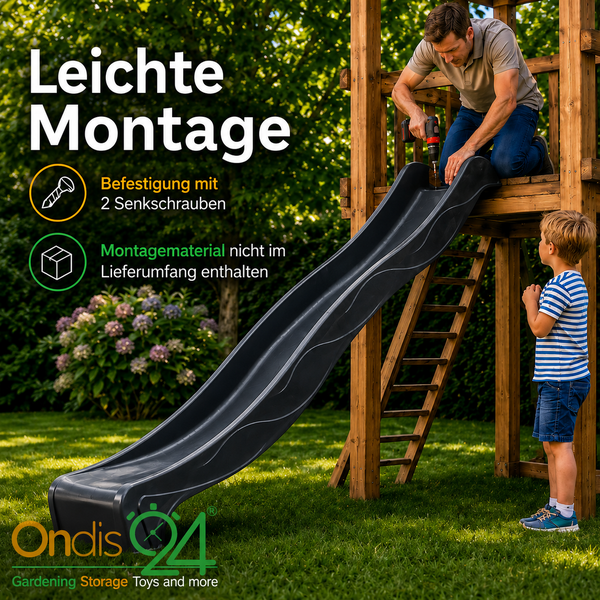 Ein Mann montiert eine graue Kunststoffrutsche mit einem Akkuschrauber an einen Kletterturm aus Holz in einem Garten. Ondis24 Logo.