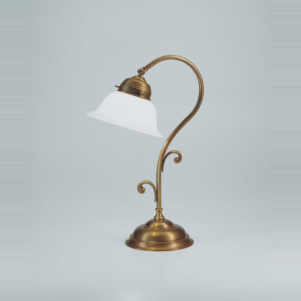Tischleuchte im nostalgischen Design mit geschwungenem Metallfuß und mattem Glasschirm