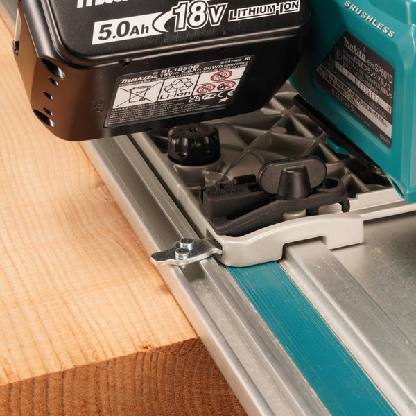 Makita Akku-Tauchsäge mit 18 Volt Akku auf einer Führungsschiene über einem Holzbrett.