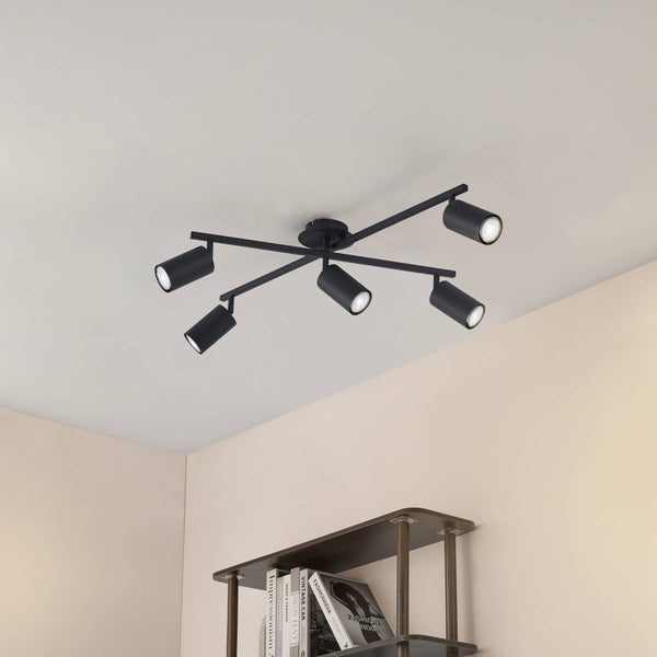 Schwarze Deckenleuchte mit sechs Strahlern im Raum