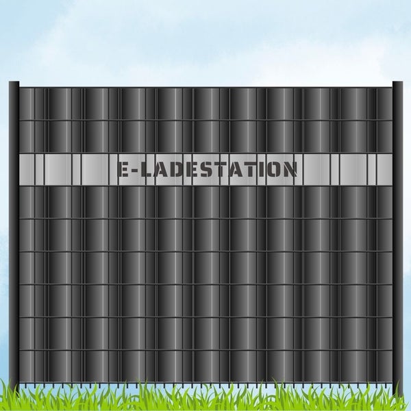 Sichtschutzwand mit dem Schriftzug E-Ladestation