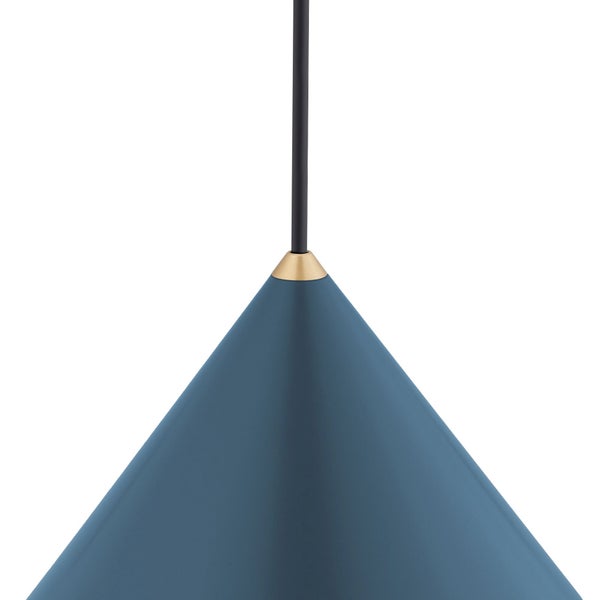Detailansicht einer kegelförmigen Pendelleuchte in Blau mit schwarzem Kabel und messingfarbenem Abschluss.