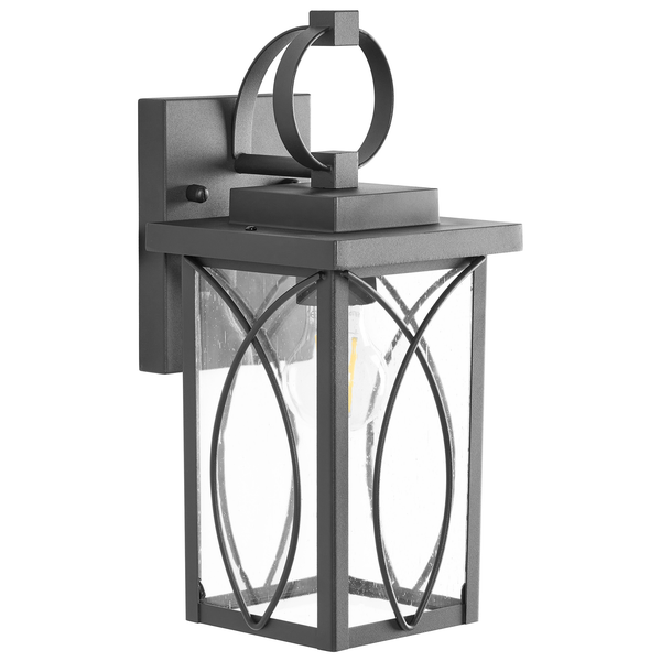 Außenwandleuchte in Laternenform aus Metall mit Glaseinsätzen und dekorativen geschwungenen Streben für Terrasse und Eingangsbereich.