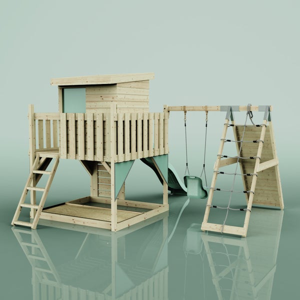 Spielturm aus hellem Holz mit Rutsche, Babyschaukel, zwei Kletterwänden mit Griffen, Strickleiter und integriertem Sandkasten.