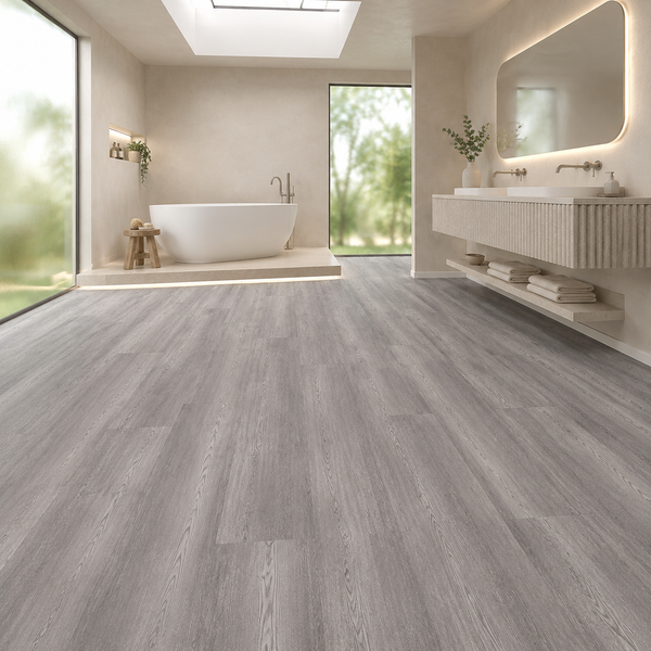 Geräumiges, modernes Badezimmer mit holzartigem Vinylboden in Dielenoptik, freistehender Badewanne und hängendem Doppelwaschtisch.