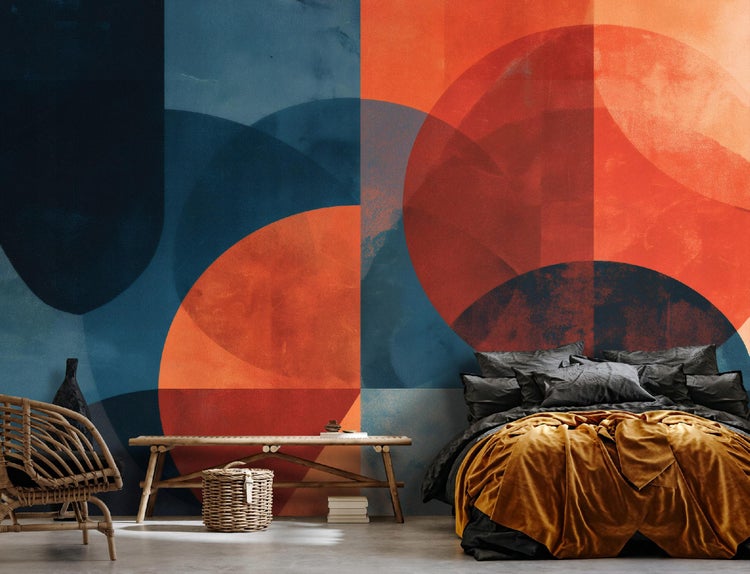 Schlafzimmer mit Wandtapete mit geometrischen Formen, Bett, Bank und Rattansessel