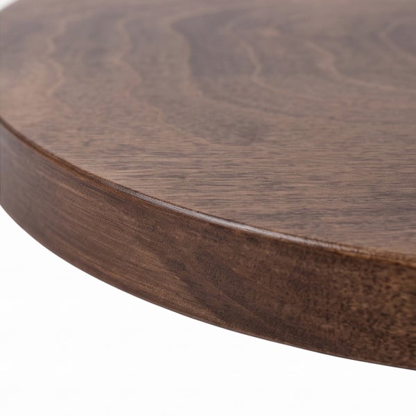 Runde Tischplatte aus Massivholz mit sichtbarer Holzmaserung