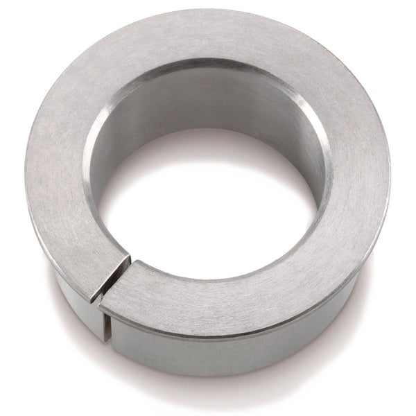 Bonsai mit mehreren Bäumen auf Steinen in einer Schale.