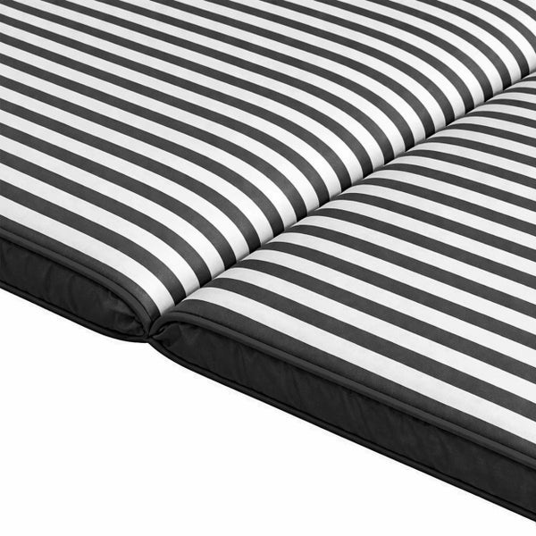 Schwarz-weiß gestreifte Polsterauflage für Gartenmöbel mit Keder.