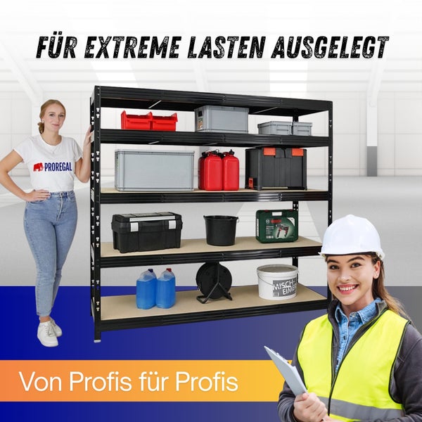 Schwarzes Metall-Schwerlastregal mit vier Holzböden, beladen mit Werkzeug und Behältern in einer hellen Lagerhalle mit Fachpersonal.
