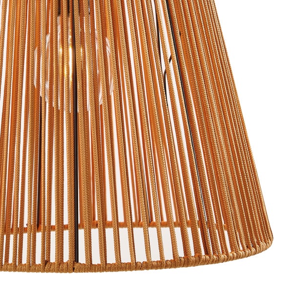 Detailansicht eines Lampenschirms aus vertikal gespannten, naturfarbenen Kordeln mit einem sichtbaren Leuchtmittel im Inneren.