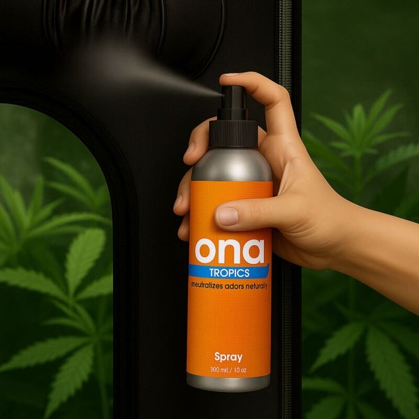Eine Hand sprüht Ona Tropics Geruchsneutralisierer.