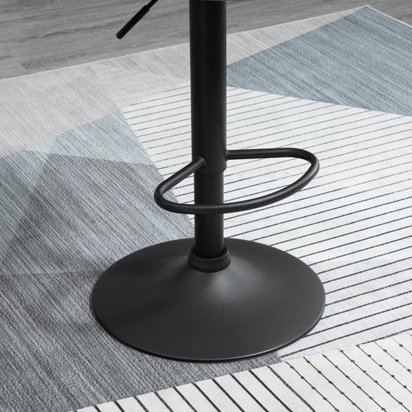 Detailaufnahme des Fußes eines Barhockers mit Fußstütze