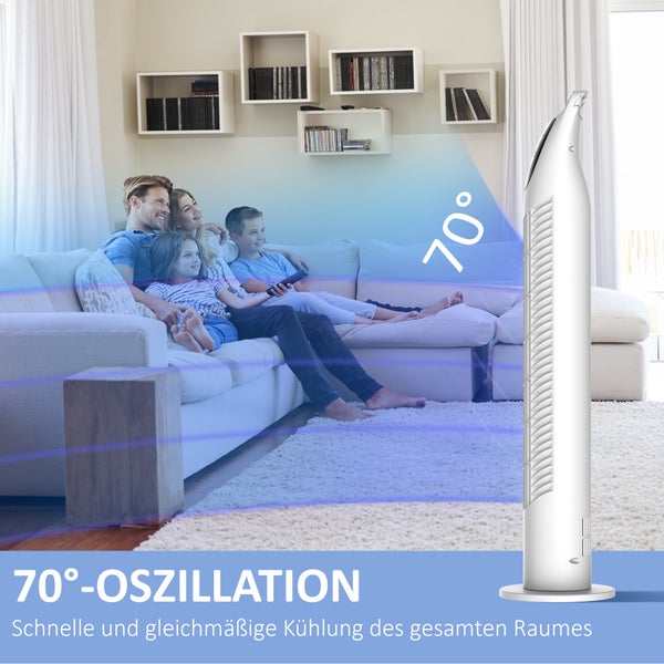 Weißer Turmventilator in einem hellen Wohnzimmer mit einer Familie auf dem Sofa, 70 Grad Oszillation für eine gleichmäßige Raumkühlung.