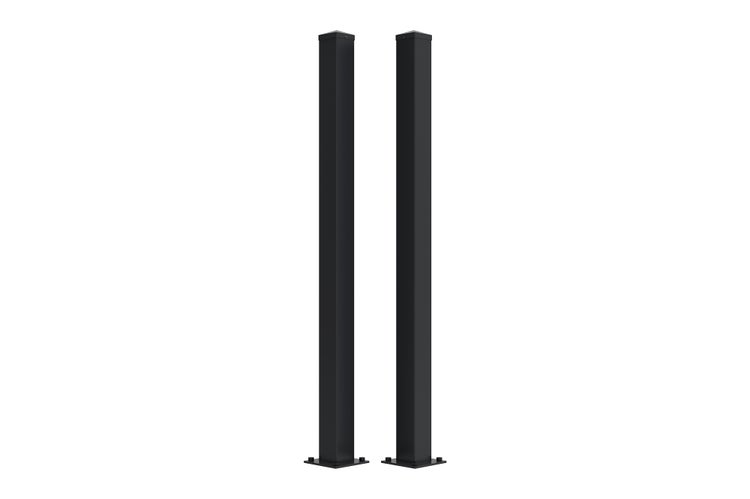 Zwei quadratische, schwarze Metallpfosten für Zäune mit Bodenplatten und Pfostenkappen.