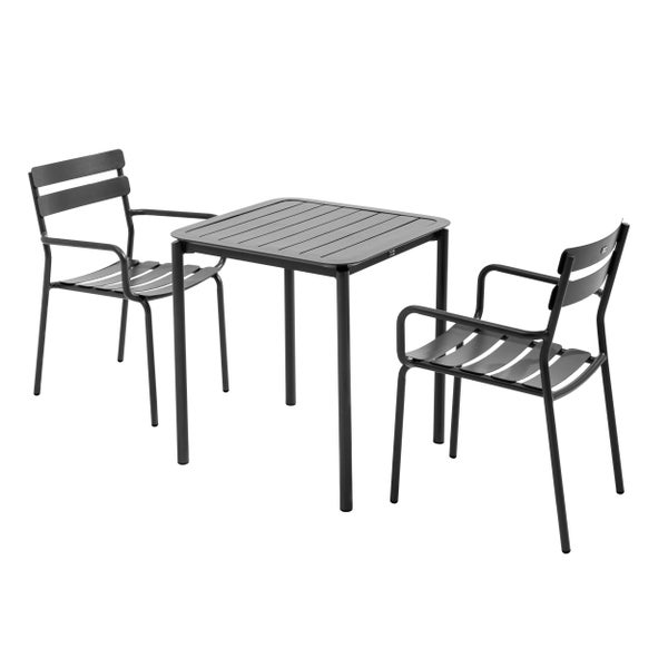 Garten-Set bestehend aus einem quadratischen Tisch und zwei Armlehnstühlen aus Metall im Latten-Design.