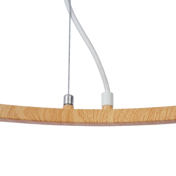 Detail einer Hängeleuchte mit Holzelement