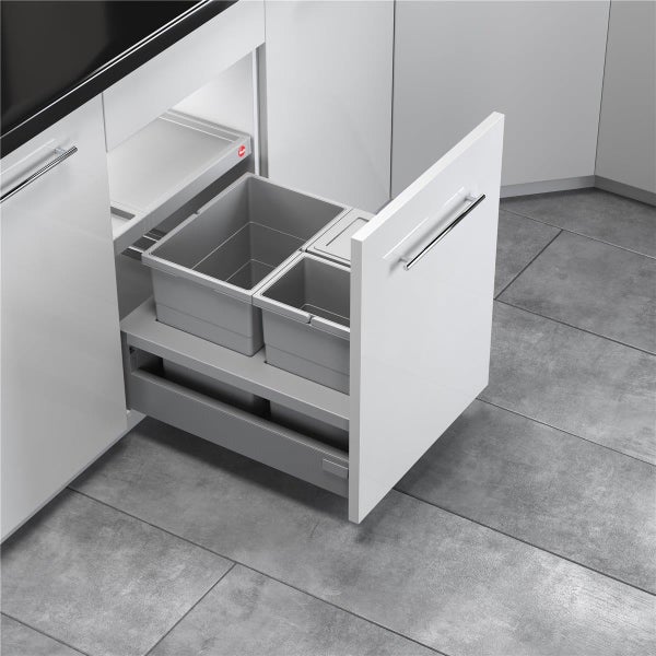 Ausziehbares Mülltrennsystem in einem weißen Küchenunterschrank mit mehreren grauen Abfallbehältern.