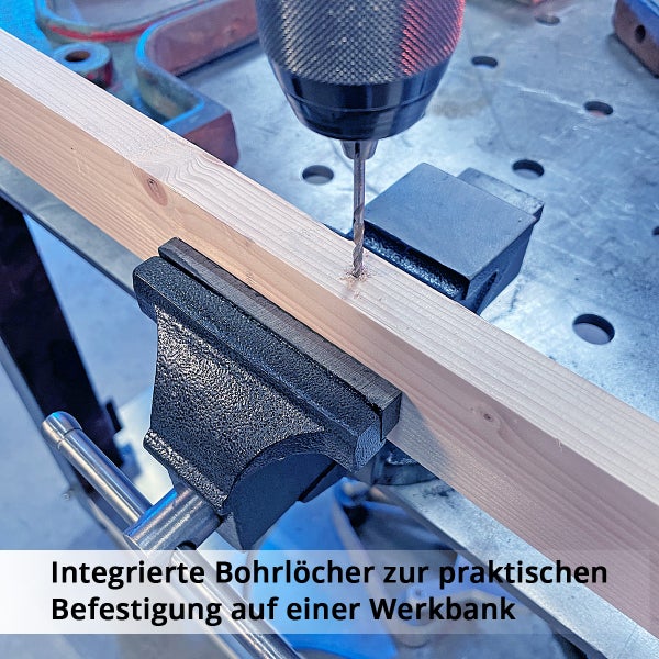 Holzbohren mit Schraubstock auf Werkbank
