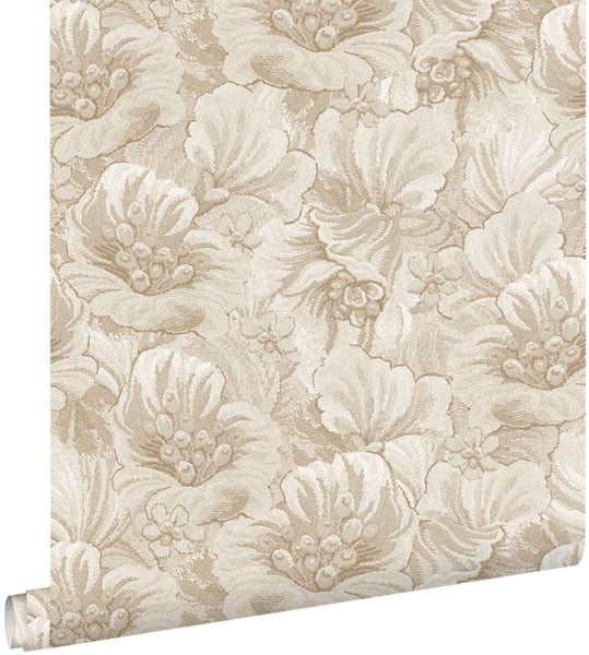 Tapete mit floralem Muster in Form von großflächigen Blumen und Blüten in Textilstruktur.