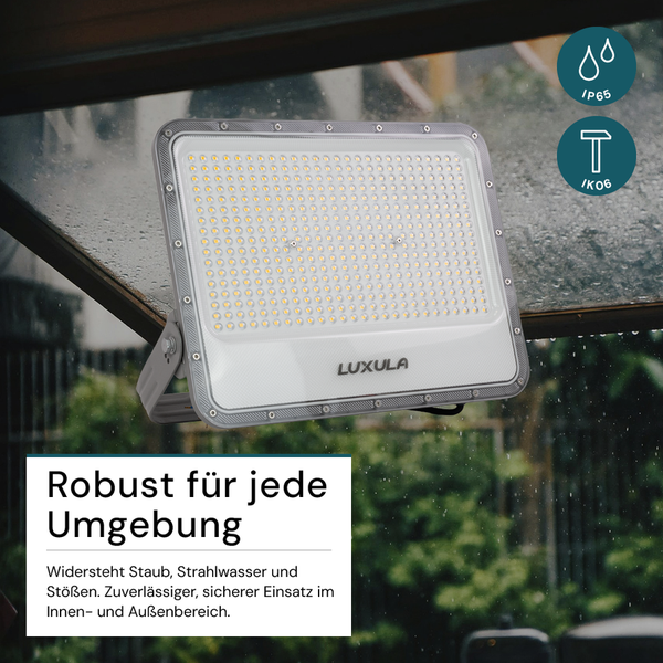 Luxula LED Strahler für den Außenbereich unter einem Dach. Schutzart IP65 gegen Wasser und Schutzart IK06 gegen Stöße.
