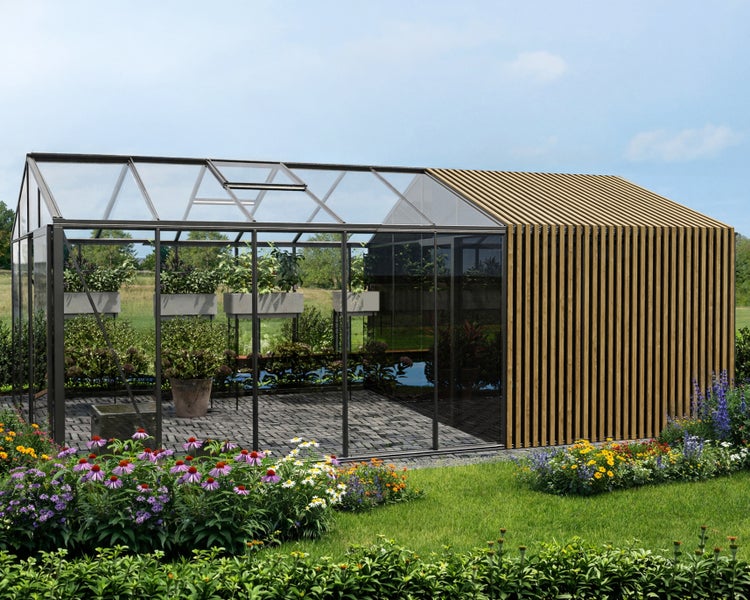 Modernes Gewächshaus aus Glas und Metall kombiniert mit einem Holzlamellen-Anbau in einem hellen Garten mit Blumen und Steinboden.