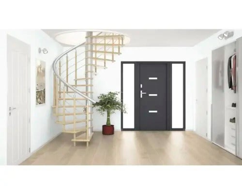 Helle Eingangshalle mit Holztreppe, Haustür und Garderobenschrank für ein freundliches Ambiente.