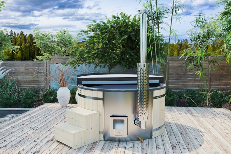 Holzbadezuber mit Edelstahleinsatz und Holzofen auf einer Terrasse