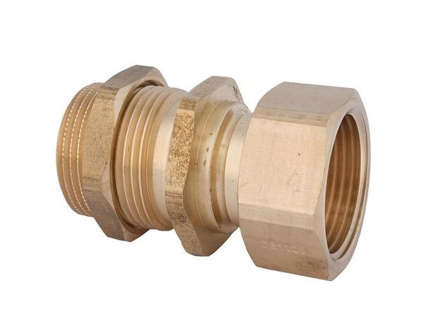 Tankdurchführung aus Messing mit Außengewinde und Mutter für Wasserinstallationen.