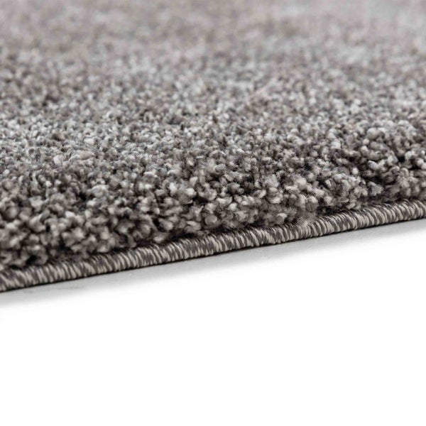 Grauer Hochflor-Teppich Shaggy mit geketteltem Rand, Detailansicht der weichen Faserstruktur.