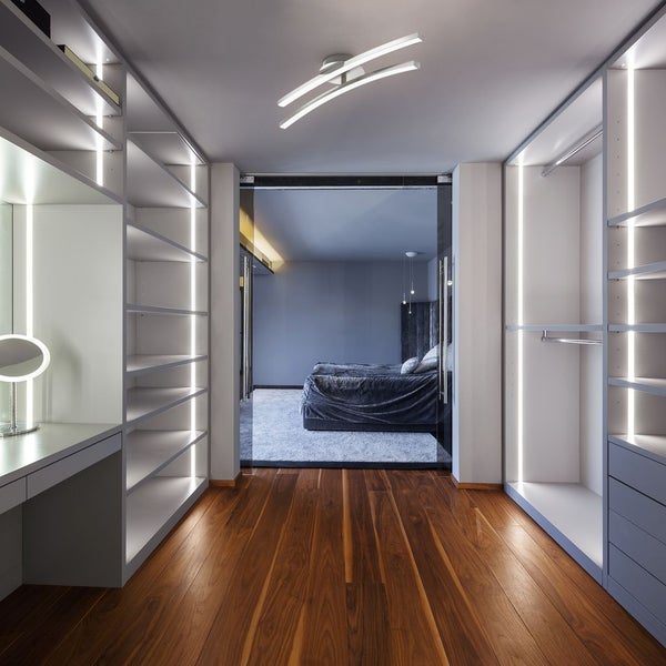 Detailansicht eines Gartenstuhls mit Armlehne