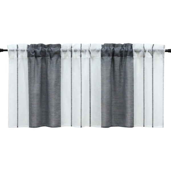 Gardinenstores mit Streifenmuster am Fenster