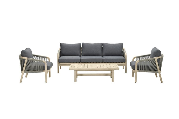 Garten-Lounge-Set bestehend aus einem Dreisitzer-Sofa, zwei Sesseln und einem Couchtisch aus Holz mit grauen Polstern und Seilbespannung.
