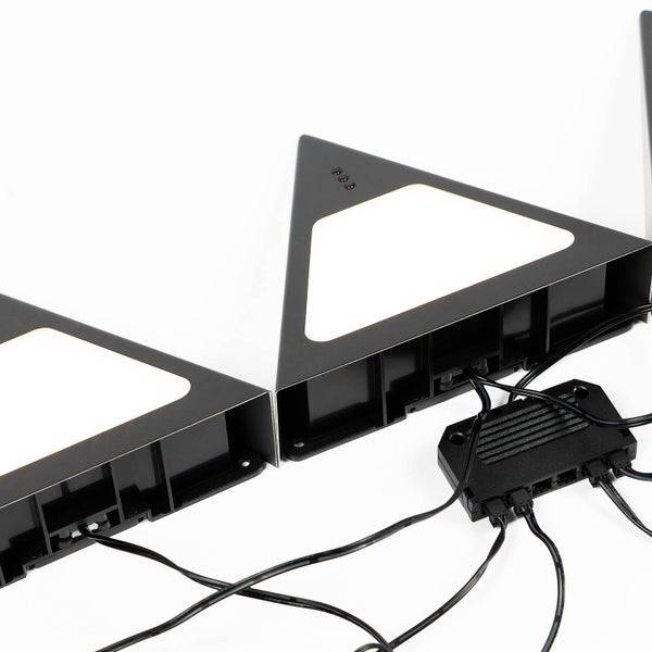 Dreieckige, schwarze LED-Unterbauleuchten mit Anschlussbox und Kabeln.