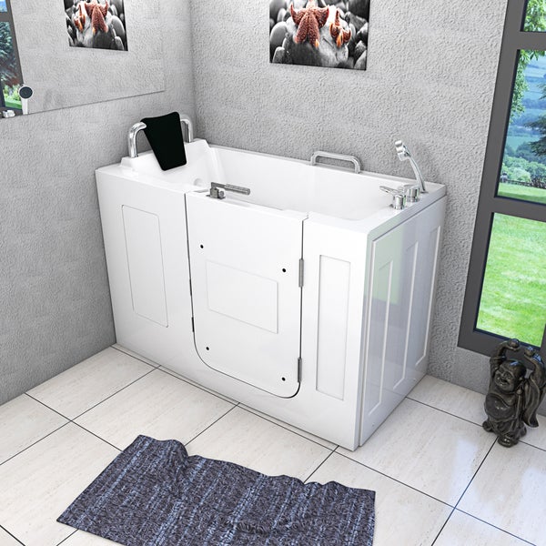 Begehbare Badewanne mit Tür, Armaturen und Haltegriffen in einem Badezimmer
