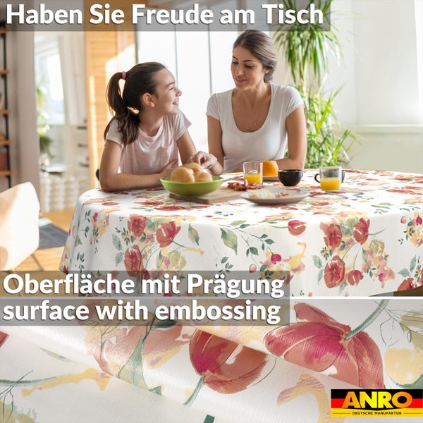 Frau und Kind an einem Tisch mit einer abwaschbaren Tischdecke mit Blumenmuster und geprägter Oberfläche. ANRO Deutsche Manufaktur Logo.