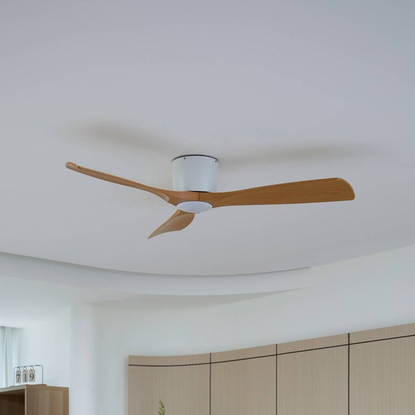 Moderner Deckenventilator mit drei geschwungenen Holzflügeln und integrierter LED-Leuchte in einem hellen, aufgeräumten Raum.