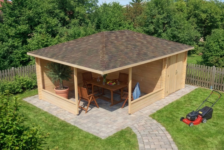 Helles Holz-Gartenhaus mit Walmdach, integrierter offener Lounge inklusive Sitzgruppe auf gepflasterter Terrasse in einem organisierten Garten.